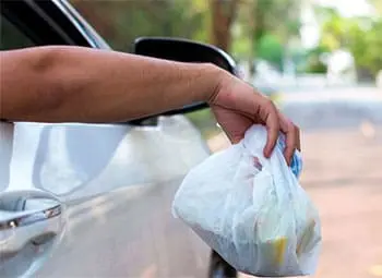Новые штрафы за выброс мусора из автомобилей